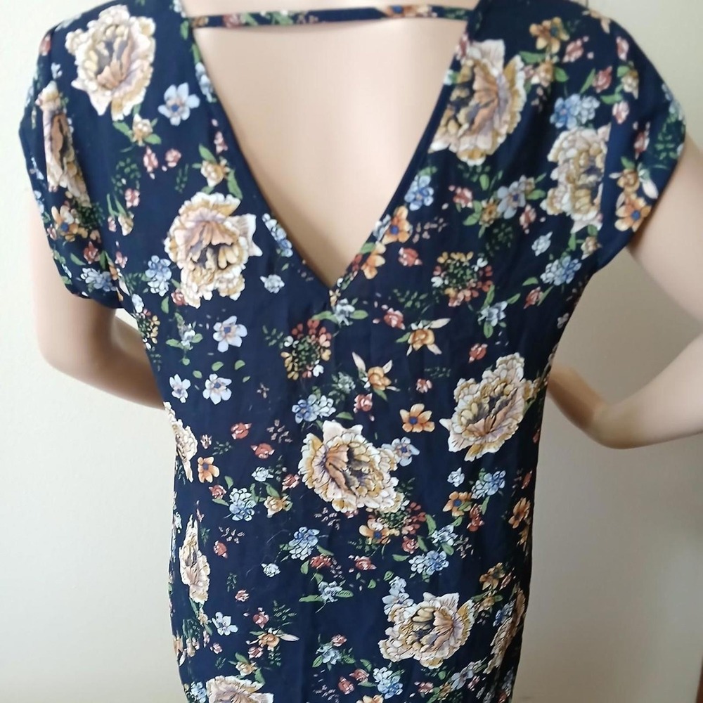 Navy Floral V-Neck Back Cutout Flowy Blouse Top S M NWOT - Picture 3 of 3